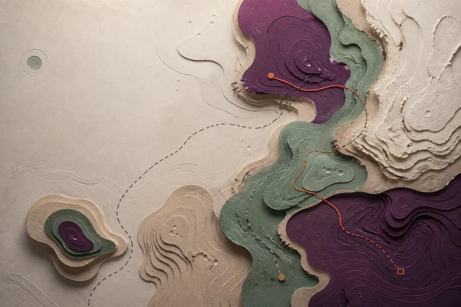 Relief abstract din straturi de hârtie în tonuri de nisip, verde alpin și violet, traversat de trasee portocalii